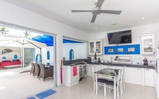 Modern Resort Style Villa With Large Pool